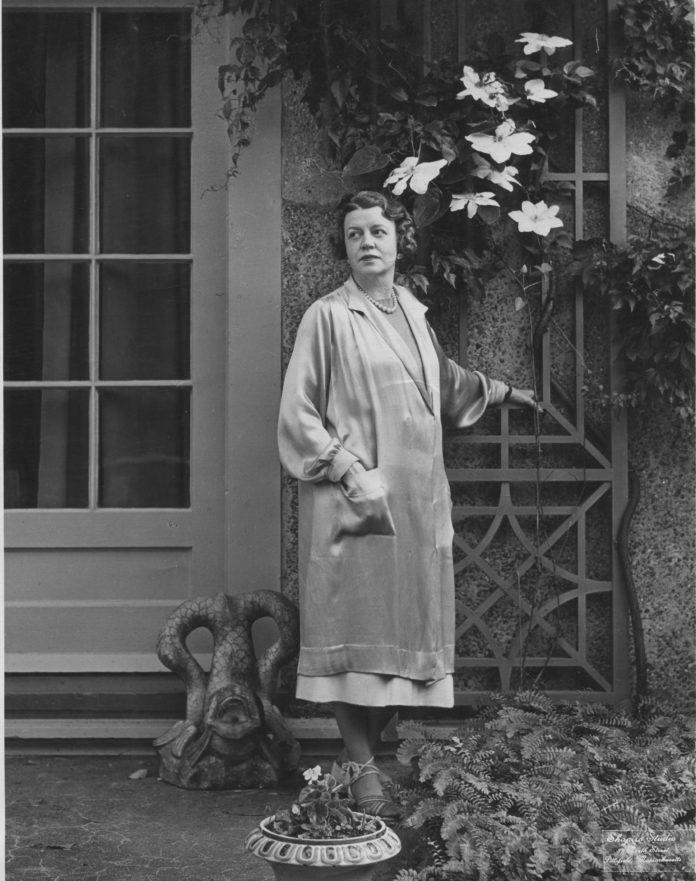 Margaret-French-Cresson-in-front-of-the-Chesterwood-Studio-1944